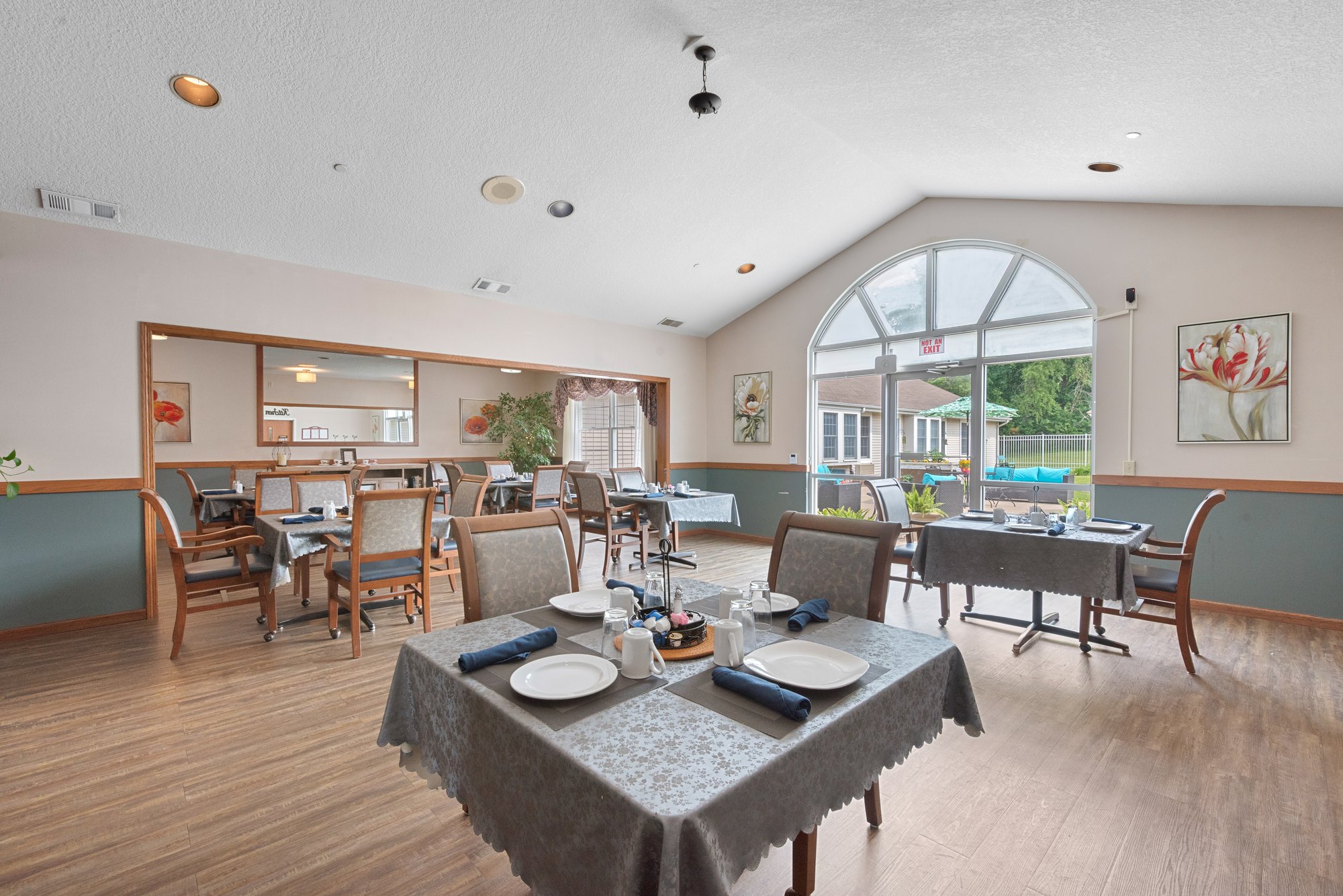 LBCT_AL_MC_dining_010-1